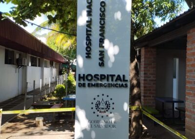 fabricacion de totems publicitarios