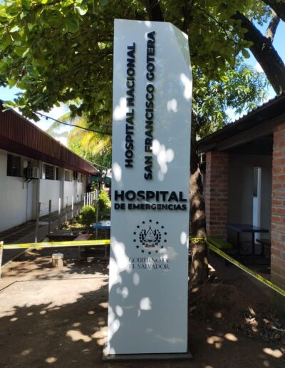 fabricacion de totems publicitarios