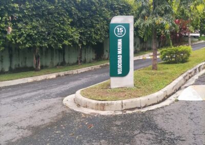 fabricacion de totems publicitarios