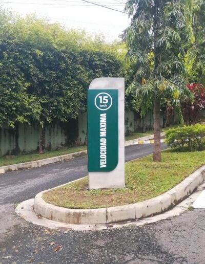 fabricacion de totems publicitarios